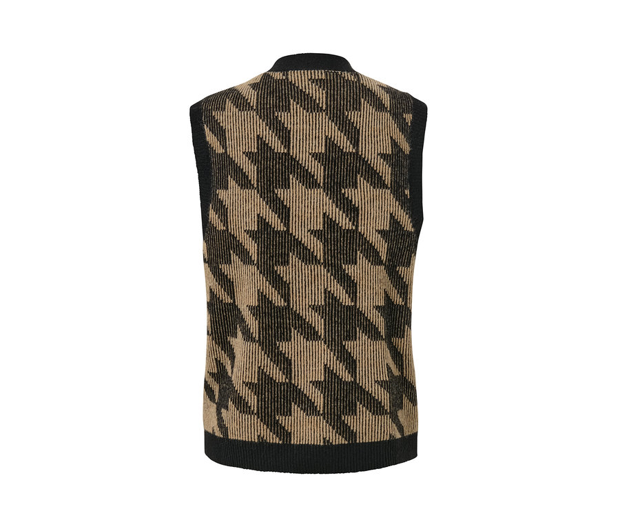 Hátulnézet egy tyúklábmintás kötött mellényről.