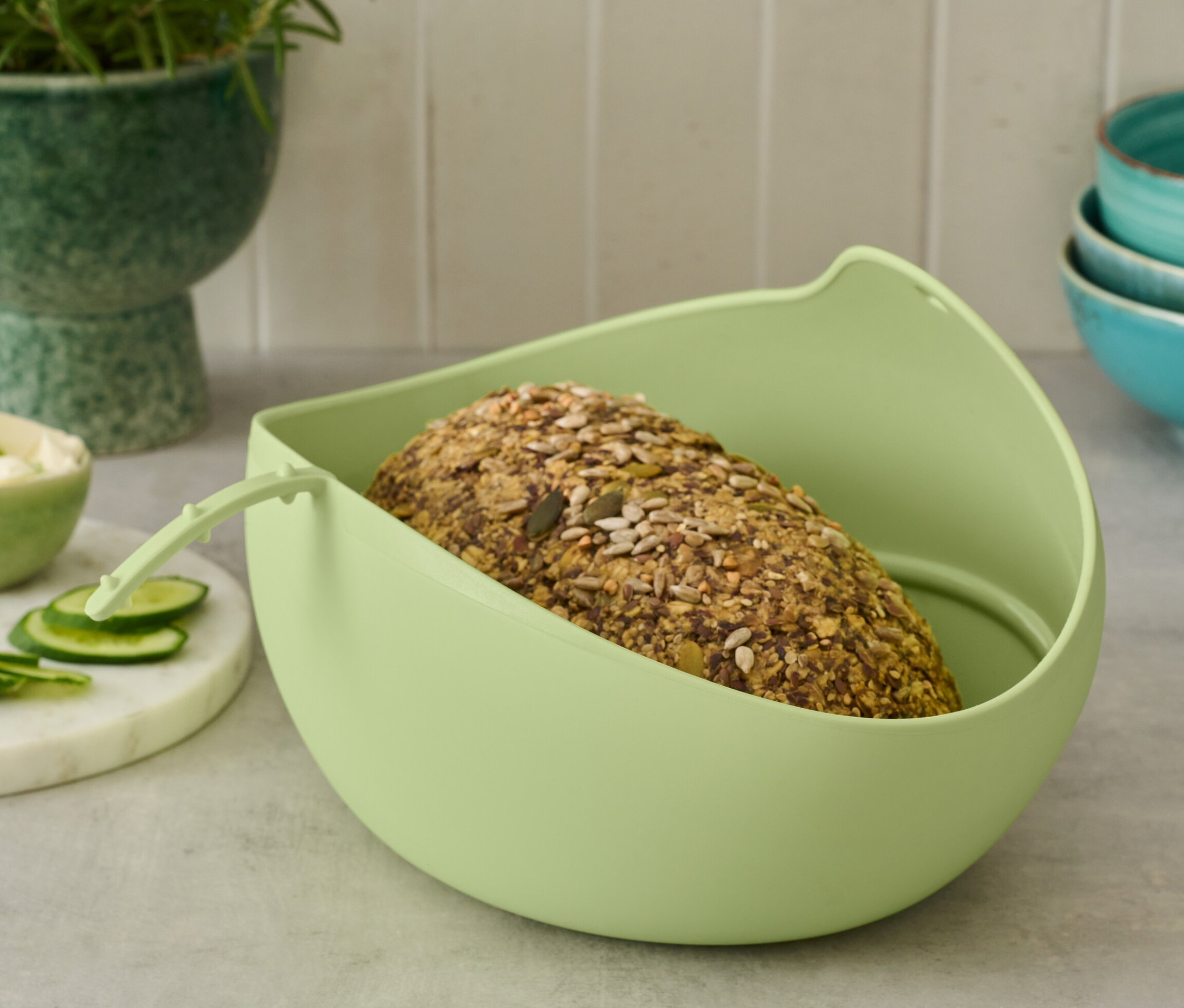 Kenyér egy világoszöld kenyérsütő formában.