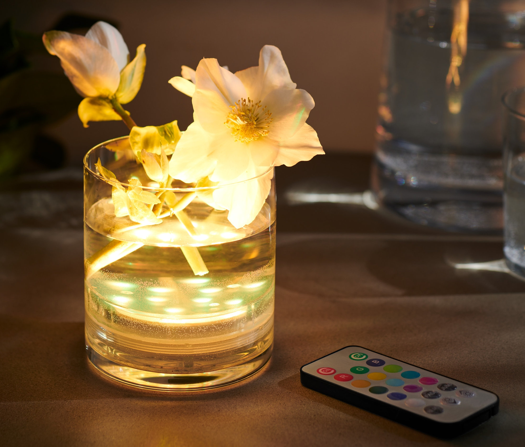 Virágok vázában LED-es víz alatti lámpával, színváltóval és távirányítóval.