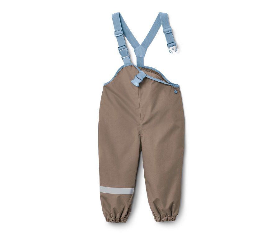 Barna kisgyerek esőnadrág kék kantárral.