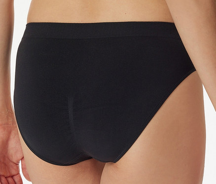 Hátulnézet egy fekete SCHIESSER Rió fazonú alsót viselő nőről.