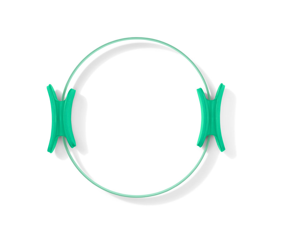 Egy zöld pilatesgyűrű fekszik egy fehér háttéren.