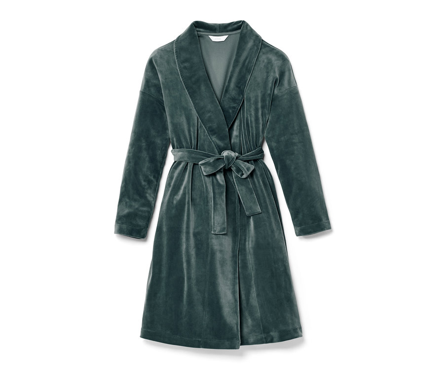 Egy zöld női plüssköntös, sötétzöld színben.