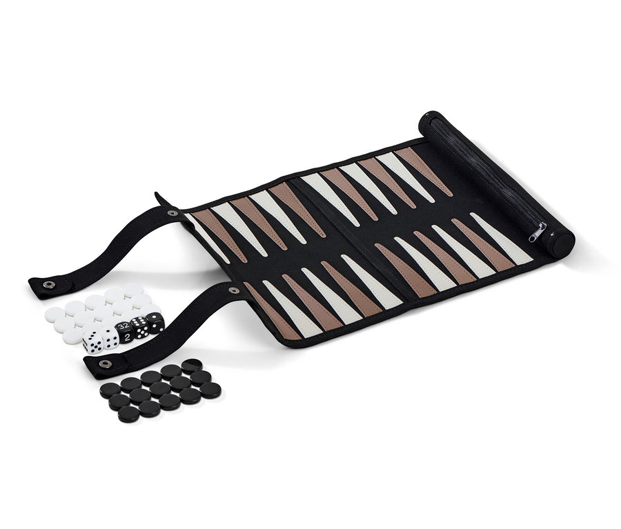 Egy feltekert ostábla játék fekete tokkal, fehér és fekete bábukkal és kockákkal.