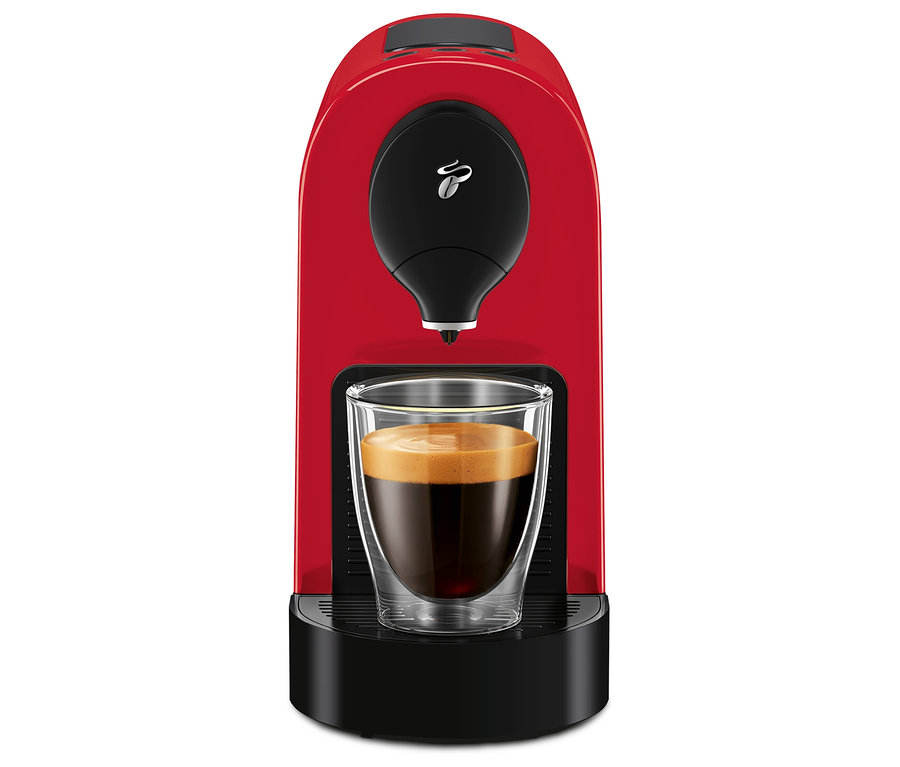 Egy piros Cafissimo pure+ kávéfőző egy csésze kávéval.