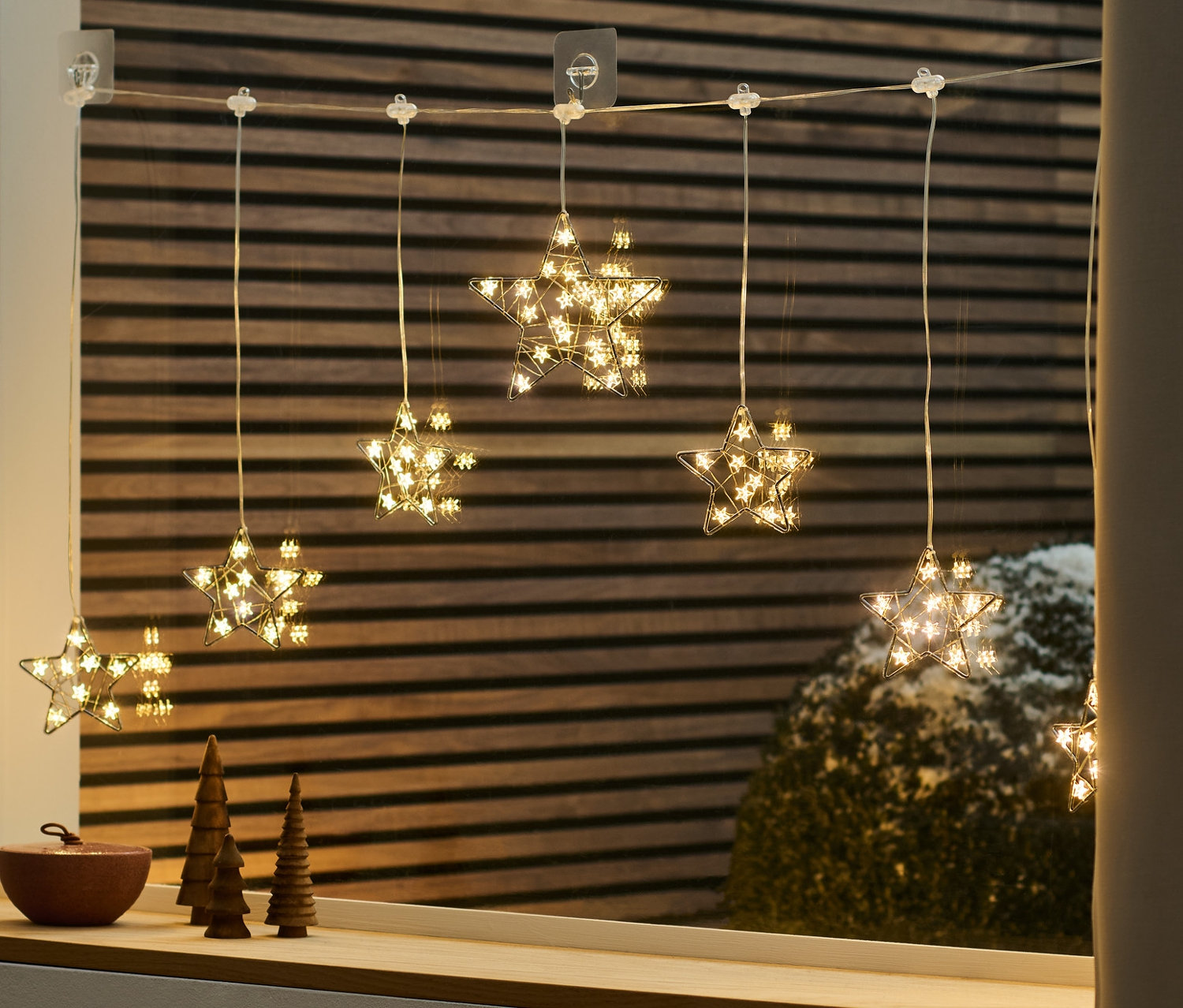 Ablakban függő csillag alakú LED-fényfüggöny.