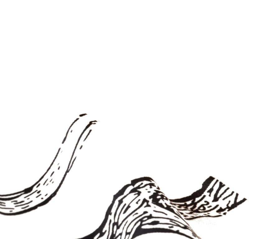 Közeli kép egy szarvas mintás mikroszálas ágyneműről.