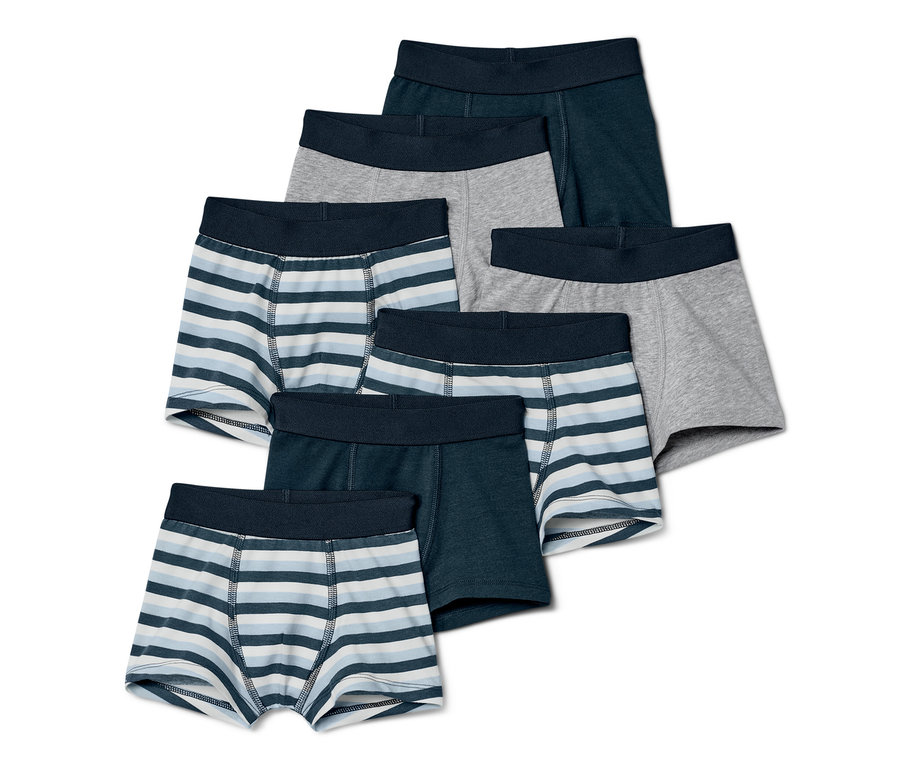 Hét különböző színű és mintázatú fiú boxer alsó.