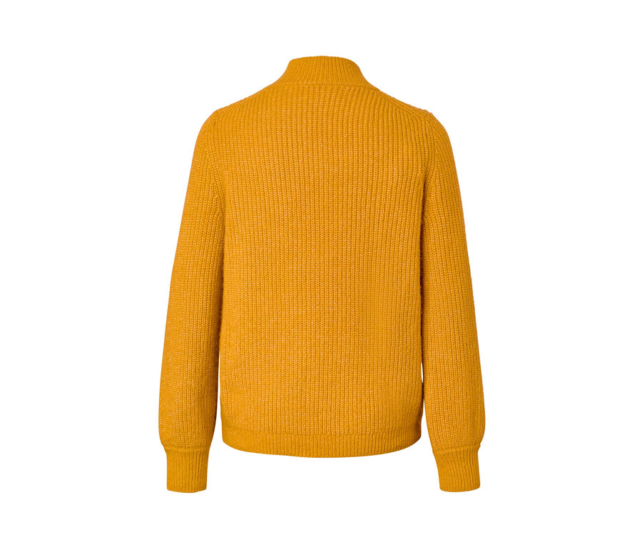 Hátulnézet egy mustársárga, laza kötésű női pulóverről.