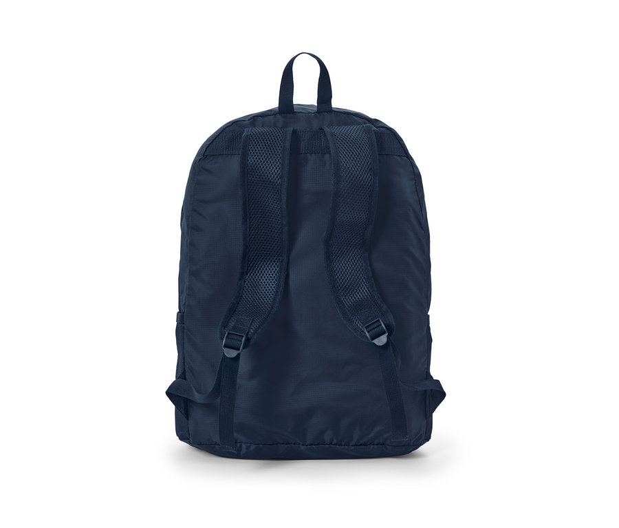 A sötétkék, összehajtható hátizsák hátulnézetének részletes képe.