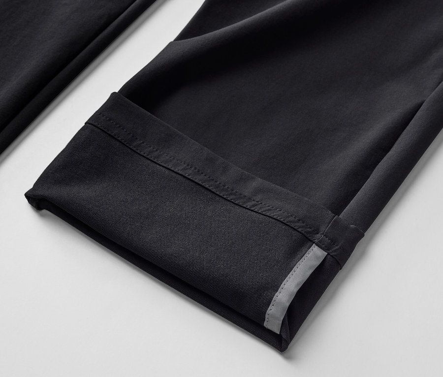 Egy fekete softshell nadrág részlete.