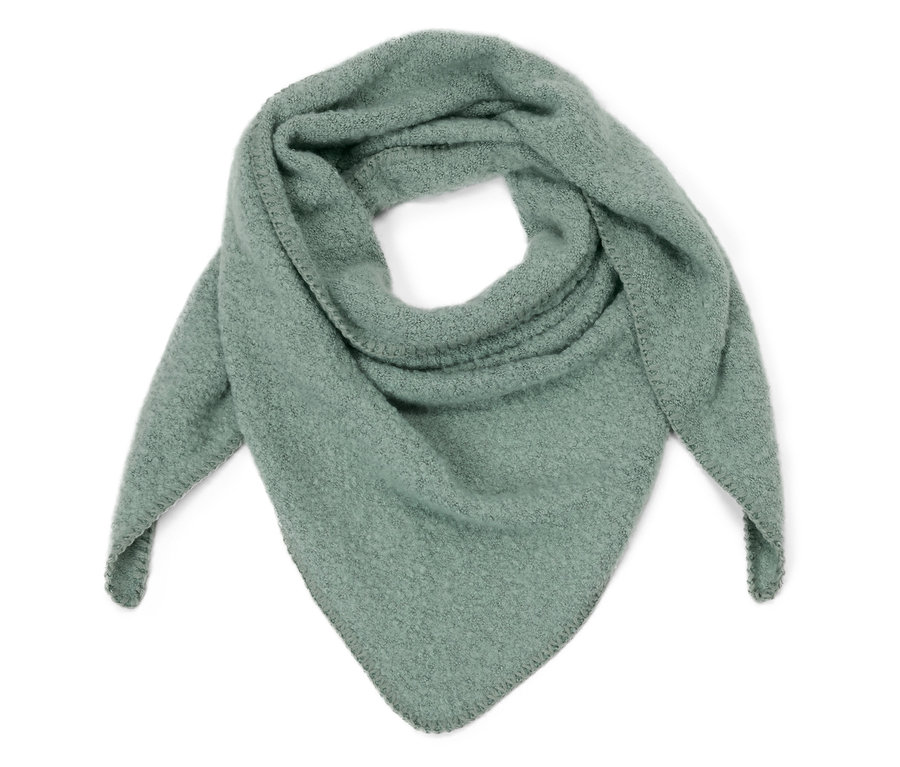 Egy világoszöld, bouclé hatású háromszögletű kendő fekszik egy fehér háttéren.