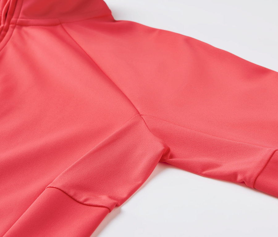 Egy rózsaszín funkcionális kerékpáros felső részlete.