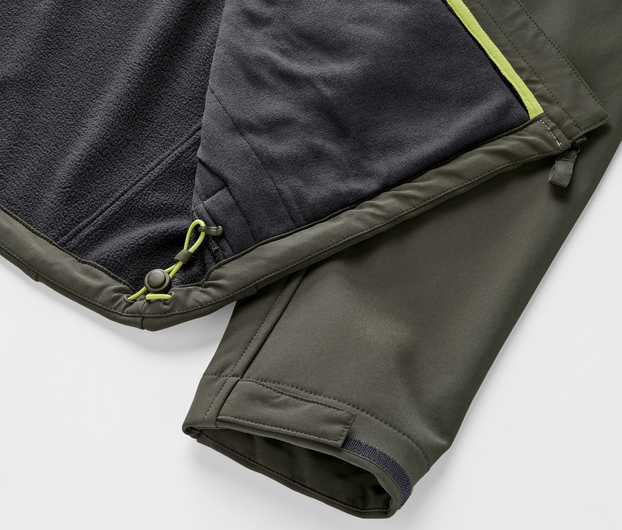 Egy khaki férfi softshell dzseki részlete.