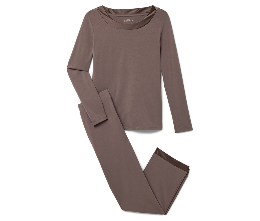 Egy barna, hosszú ujjú pizsama és nadrág fekszik egy fehér háttéren.