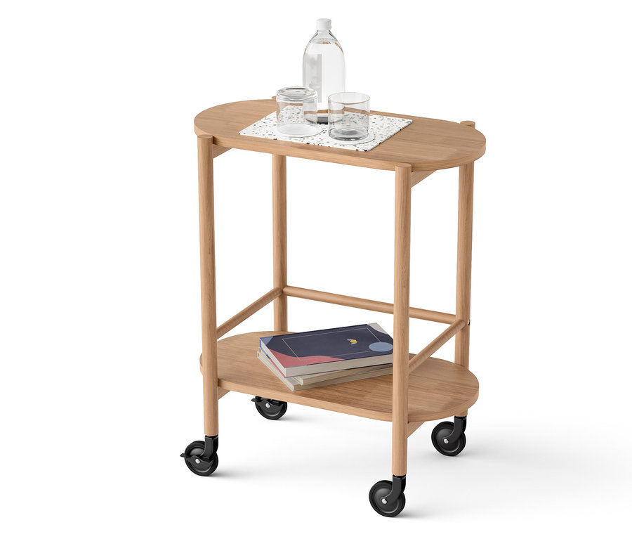 Egy kétszintes kocsin egy üveg víz, poharak és könyvek állnak.