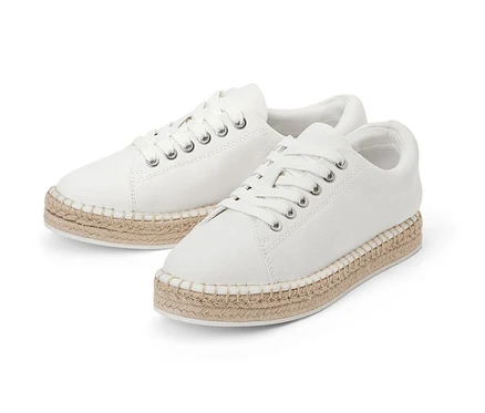 Két fehér vászon sneaker cipő juta talppal.