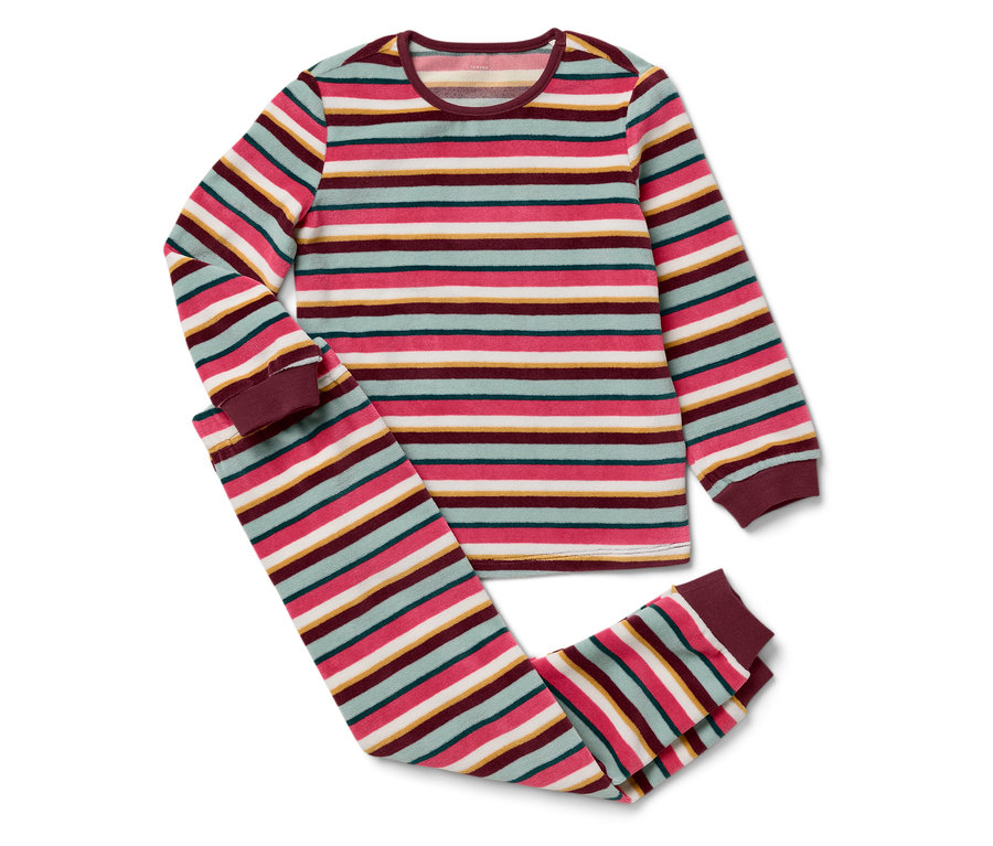 Csíkos pizsama hosszú ujjú felsővel és nadrággal.