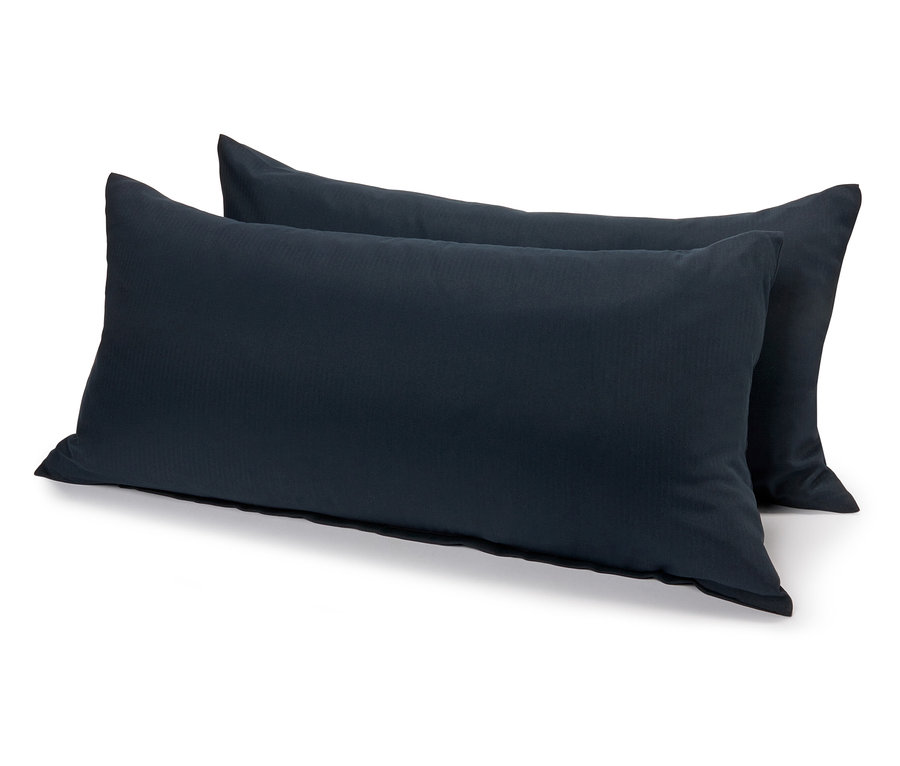 Két sötétkék párna fekszik egy fehér háttéren.
