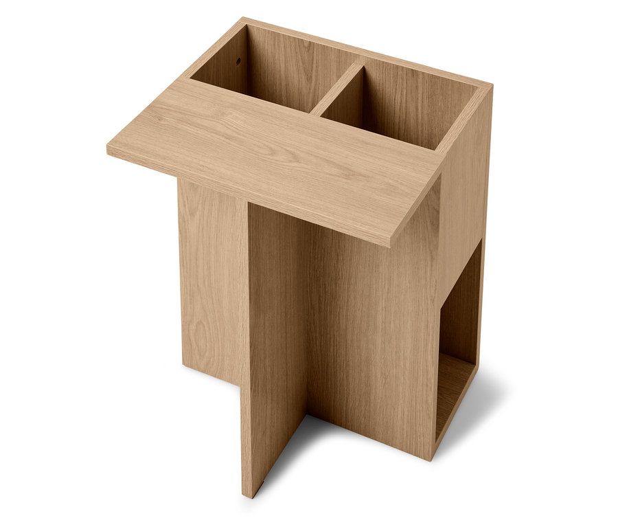 Egy fa asztal részletes képe, felül két rekesszel, alul egy nyitott rekesszel.