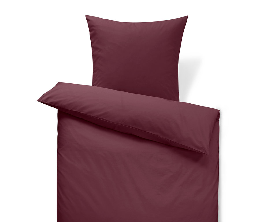 Bordó ágynemű párnával és paplannal.