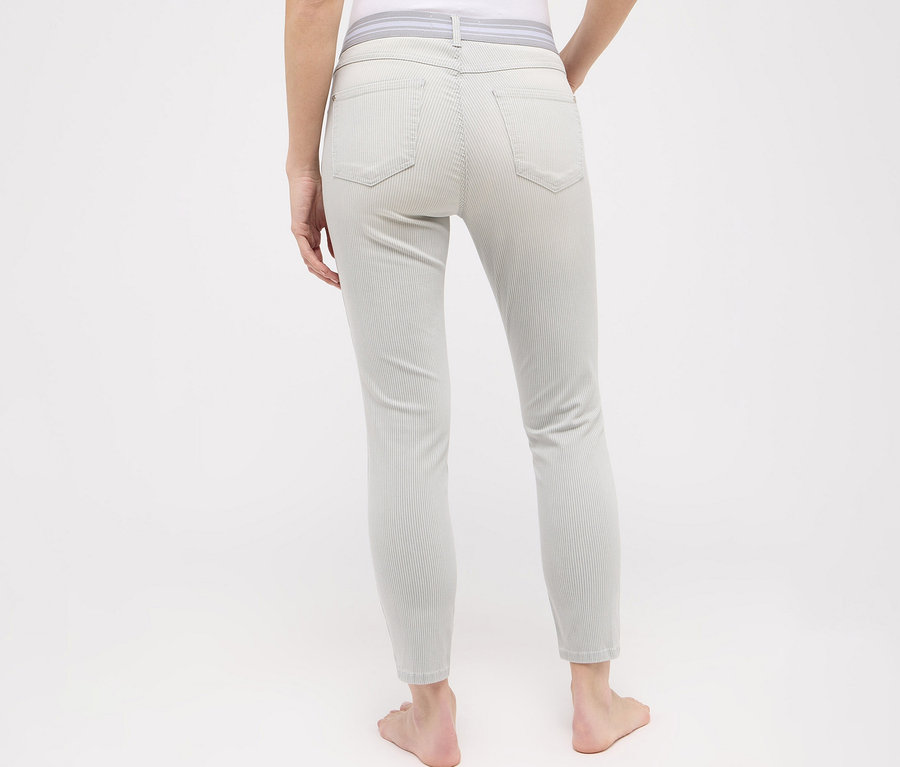 Hátulnézet egy nőről, aki szürke Angels »Ornella Sporty« Slim Fit 7/8-os farmert visel.