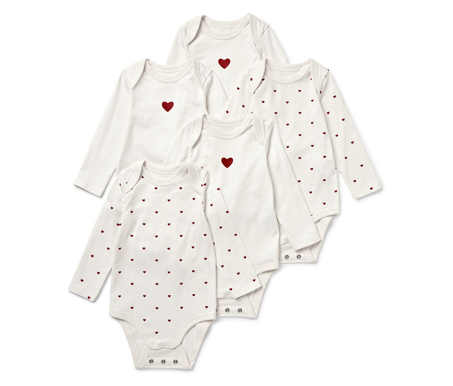 Öt fehér, hosszú ujjú baba body, némelyik közepén piros szívvel, másik piros szív mintával.