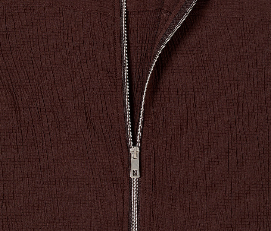 A sötétbarna, ezüst cipzáras CECIL bluzon kabát közelképe.