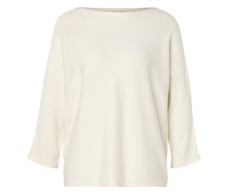 Egy krémszínű, csónaknyakú, háromnegyedes ujjú pulóver fekszik.