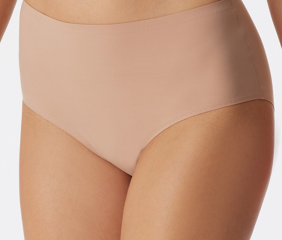 Egy test színű fehérneműt viselő nő közeli képe.