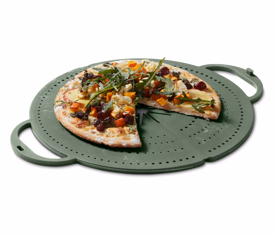 Egy zöld pizzatálcán zöldséges pizza van.
