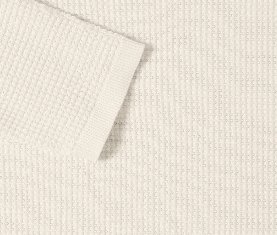 Krémszínű CECIL finomkötésű pulóver közeli képe, rövid ujjakkal és címkével a nyakán.