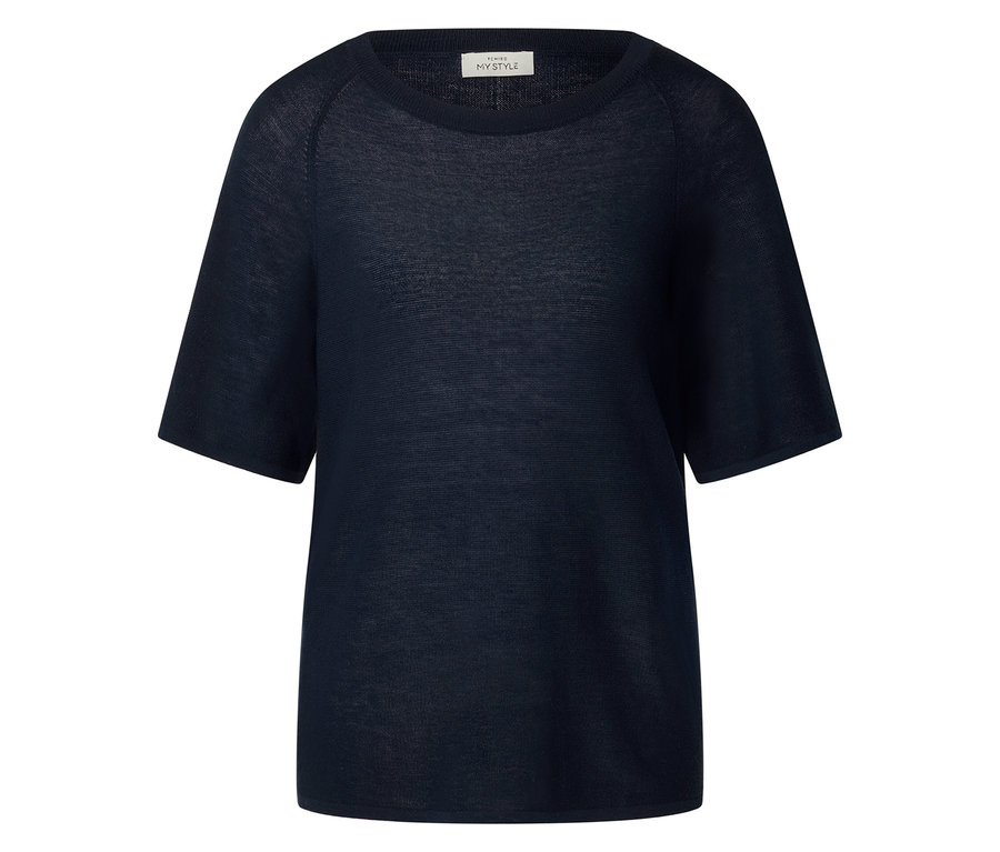 Kerek nyakú, rövid ujjú, kék póló.