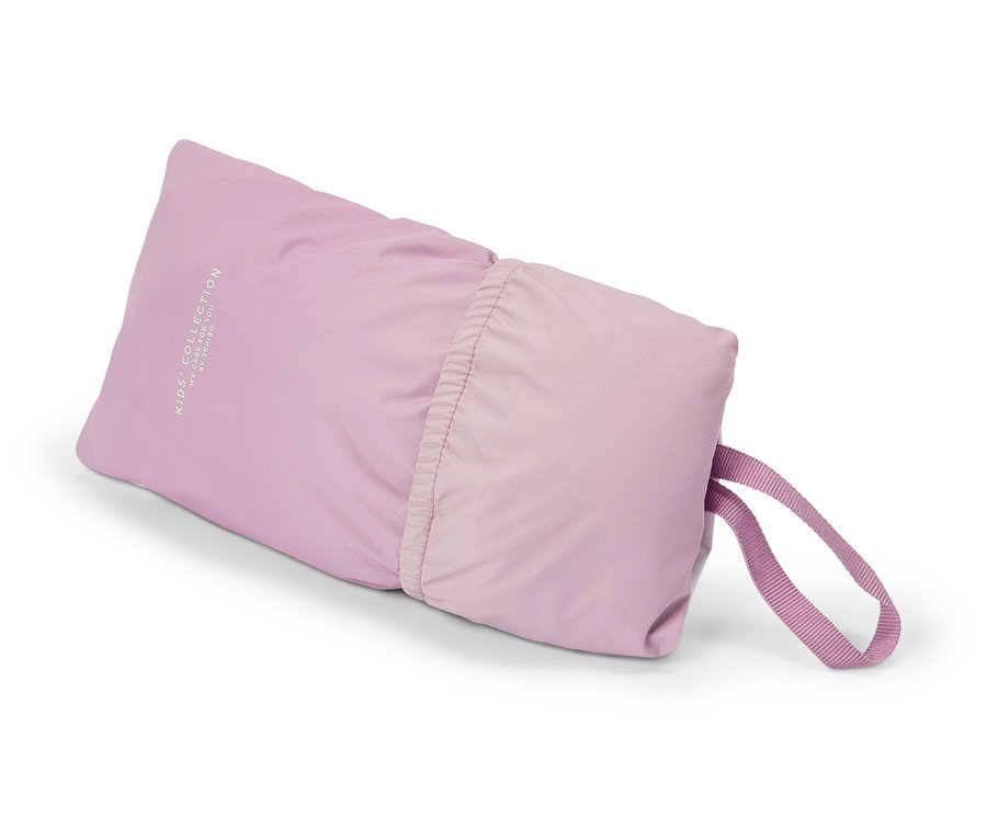 Összehajtott, világos rózsaszín gyerekdzseki hordozópánttal fehér háttérrel.