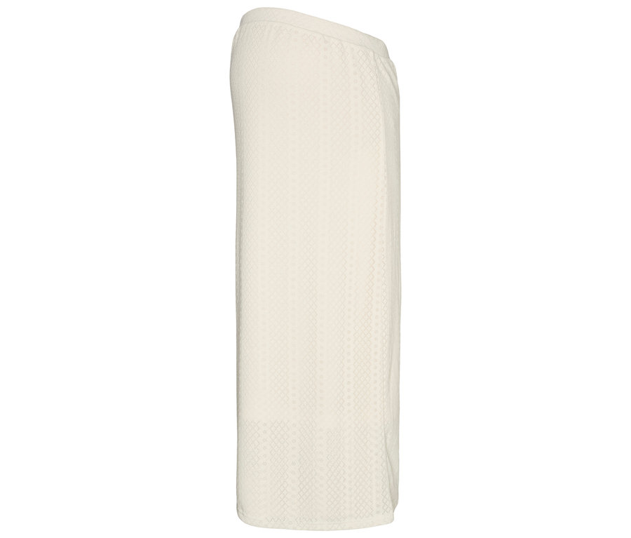 Egy elefántcsontszínű szoknya látható finom geometriai mintával, fehér háttér előtt.