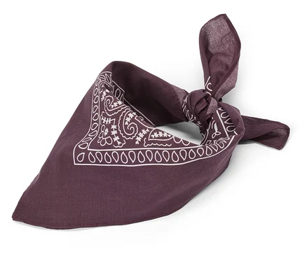 Sötétlila bandana kendő fehér paisley mintával, háromszögbe hajtva és csomóra kötve.