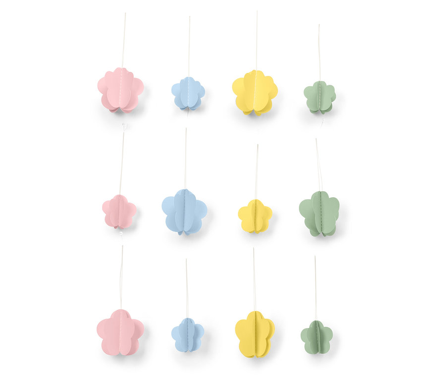 Dekoratív papírvirágok rózsaszín, kék, sárga és zöld színekben függenek szálakon fehér háttér előtt.