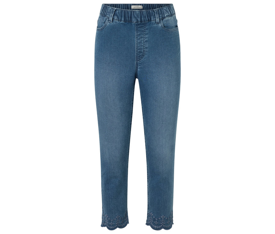 Egyetlen farmer világoskék mosással és gumis derékpánttal fehér háttér előtt.