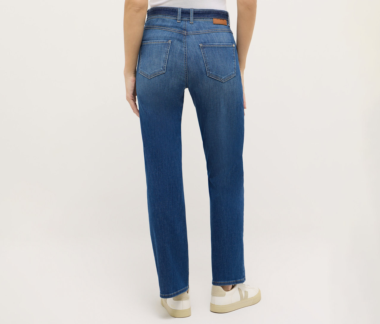 Hátulnézet egy nőn, aki Angels denim »Lara City« egyenes szabású farmert és tornacipőt visel.