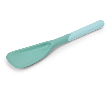 Egy türkiz színű spatula világoskék fogantyúval átlósan fekszik egy fehér háttéren.