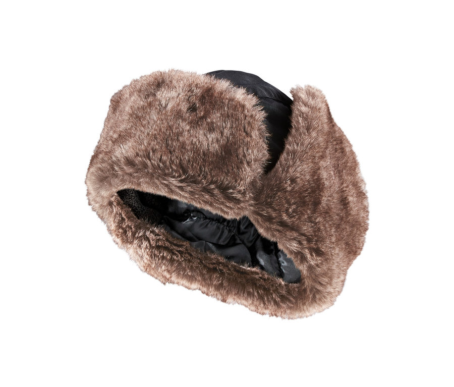 Egy férfi sapka közeli képe.