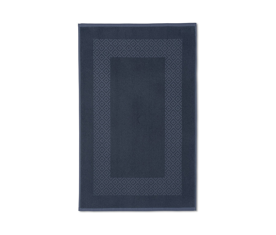 Kék, geometrikus mintázatú fürdőszoba szőnyeg.