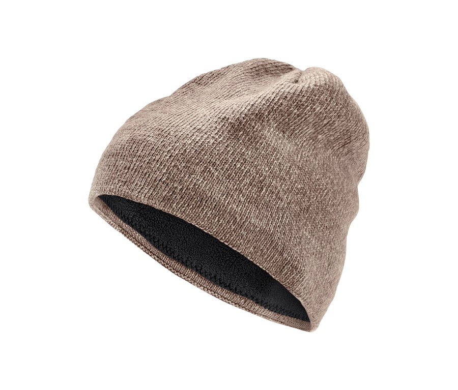 Barna kötött sapka.