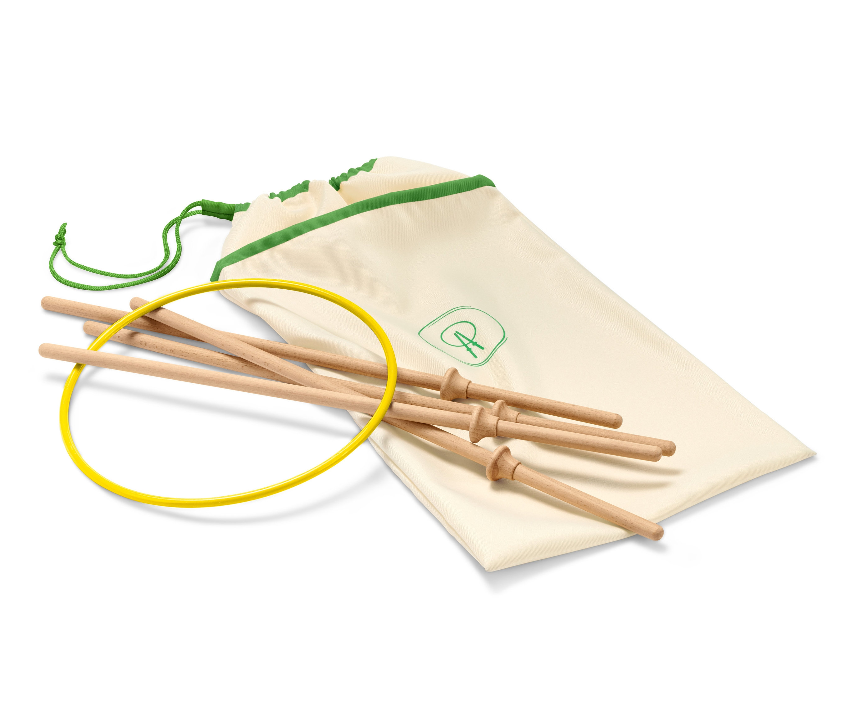 Egy sárga repülő karika, fa rudak és egy krémszínű szövetzsák zöld szegéllyel.