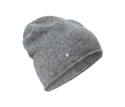 Szürke, finomkötésű beanie sapka.