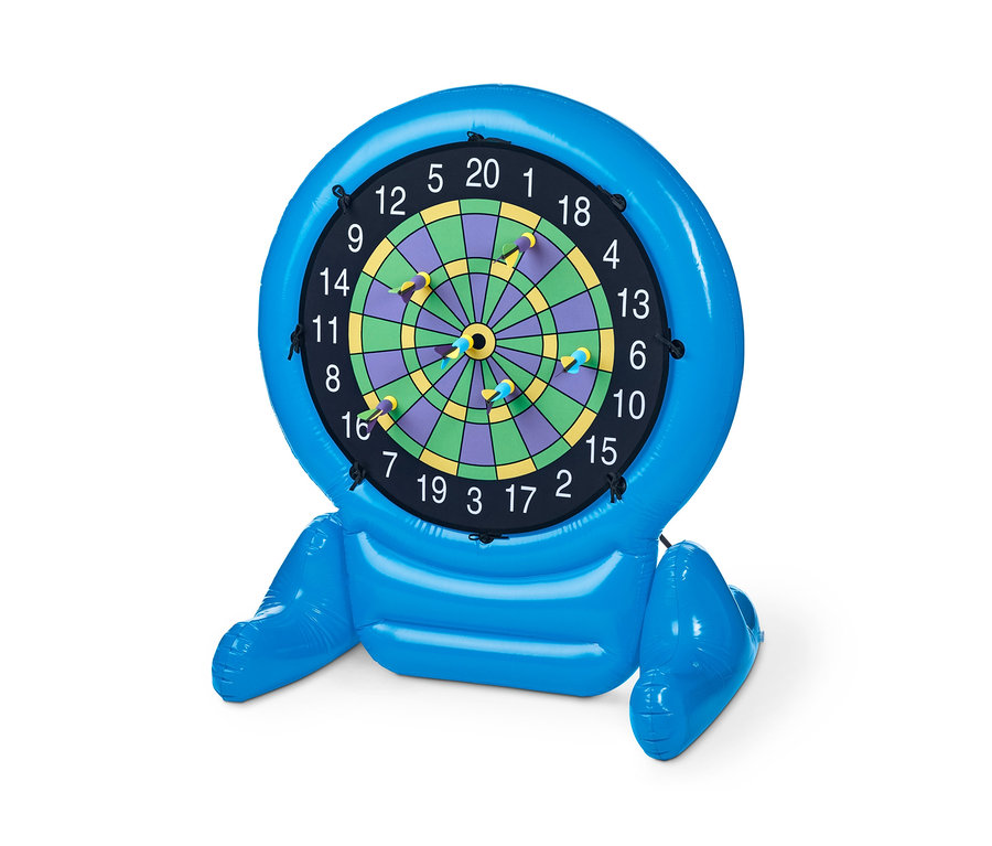 Egy felfújható XL darts játék, több nyíllal beleszúrva.