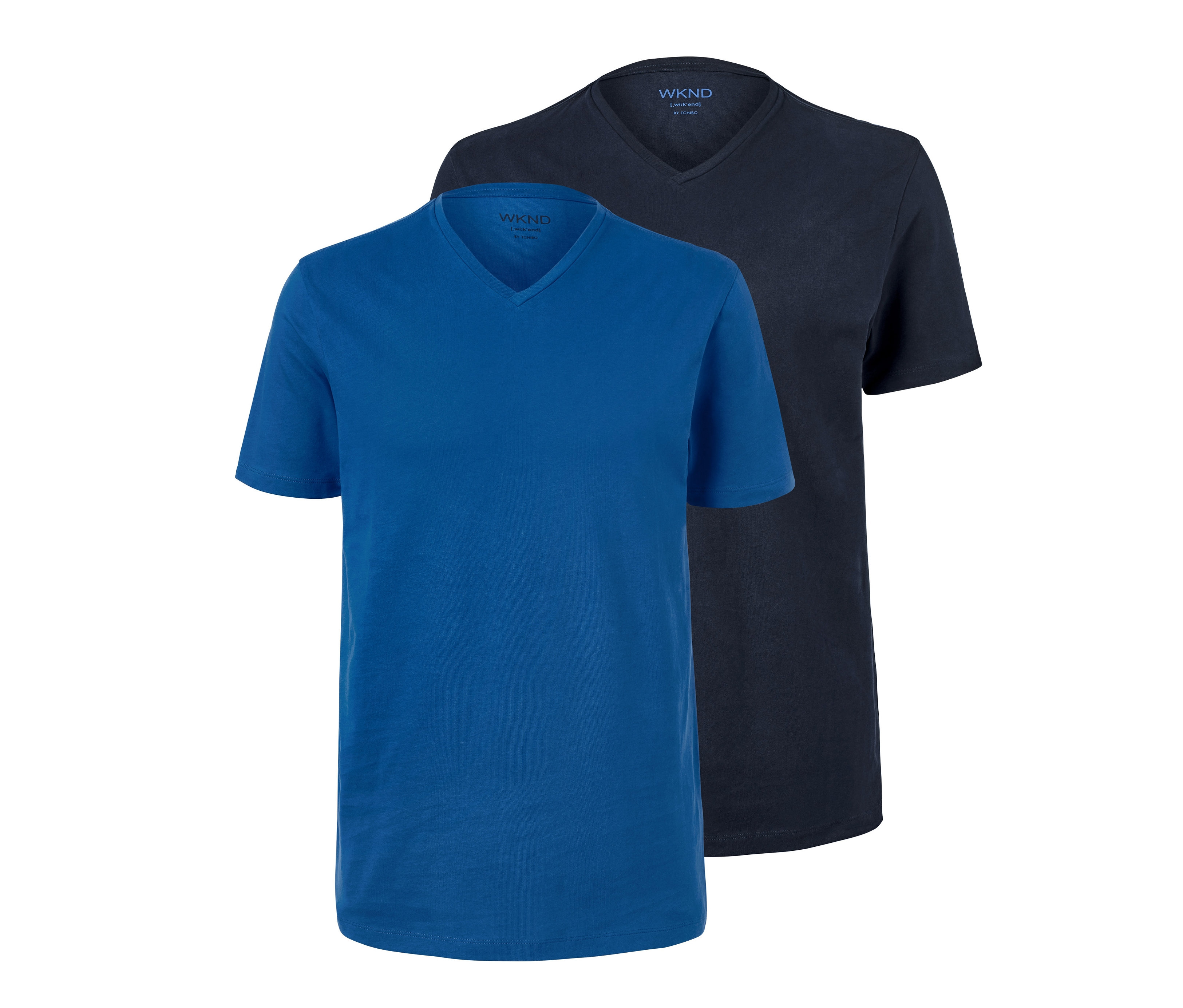 Két kék V-nyakú póló.