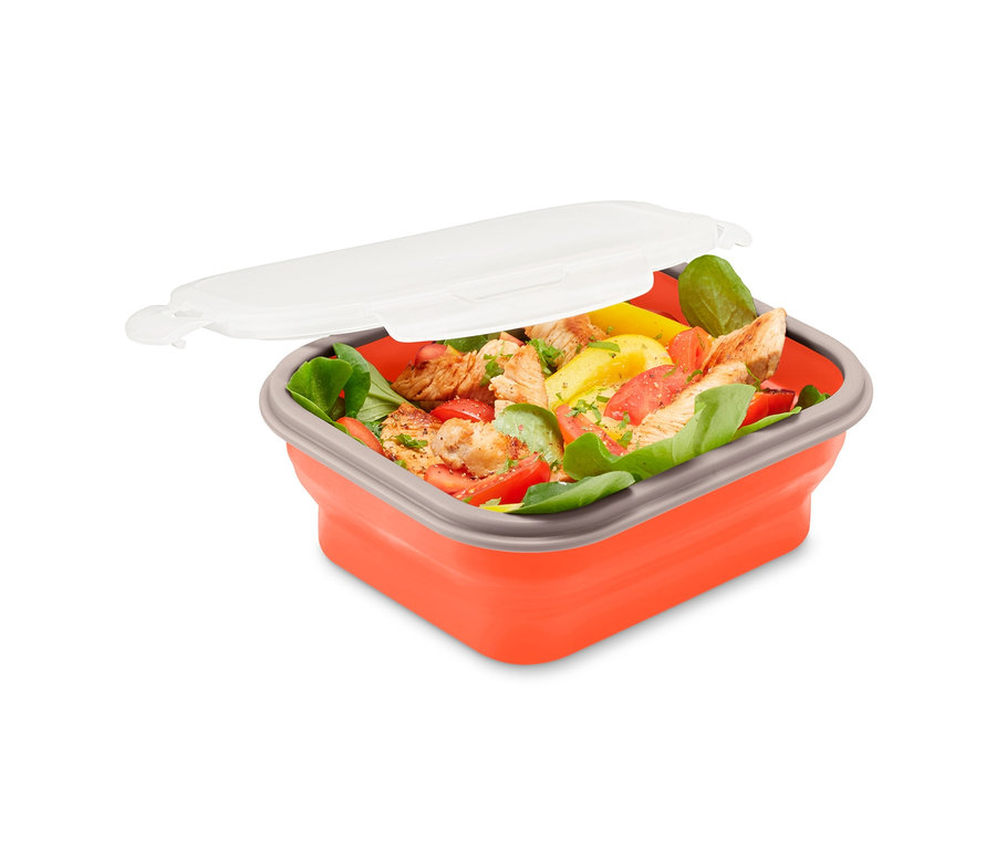 Egy részben nyitott, összehajtható ételhordó doboz salátával töltve.
