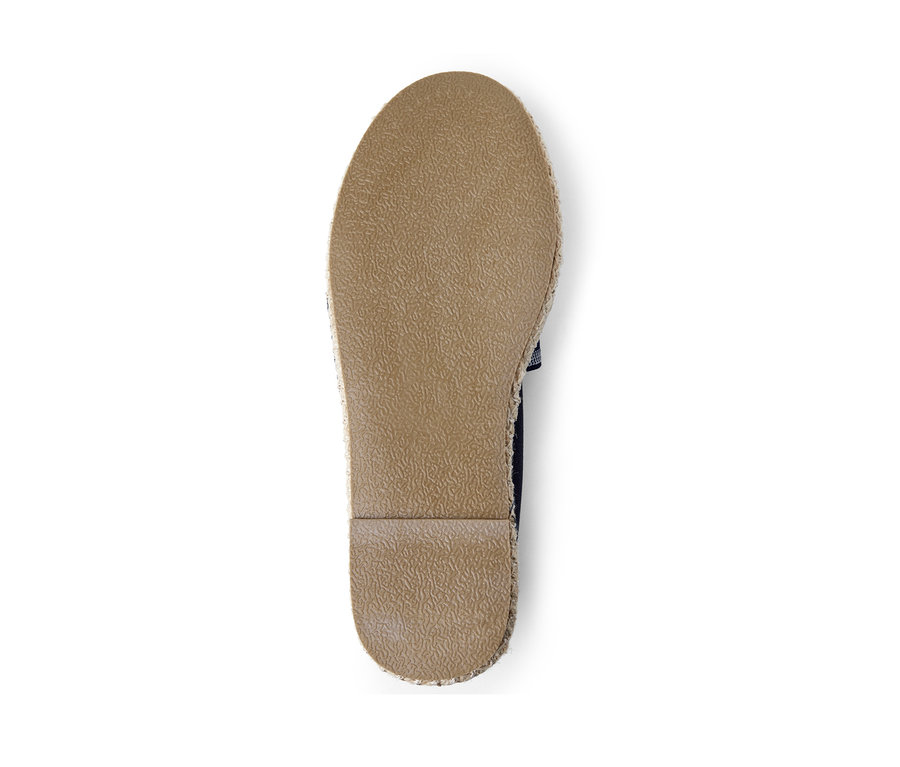 Egy espadrilles barna talpa fehér háttéren.
