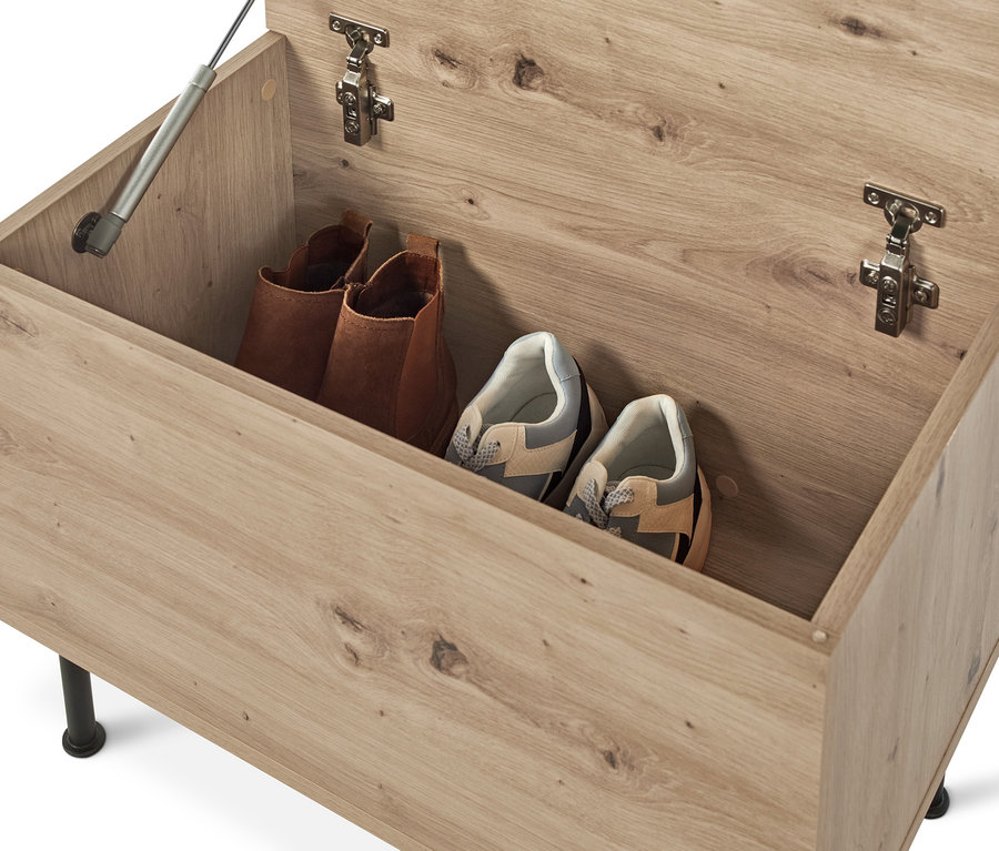 Egy nyitott, tárolóval ellátott padon belül két barna cipő és két pár tornacipő látható.